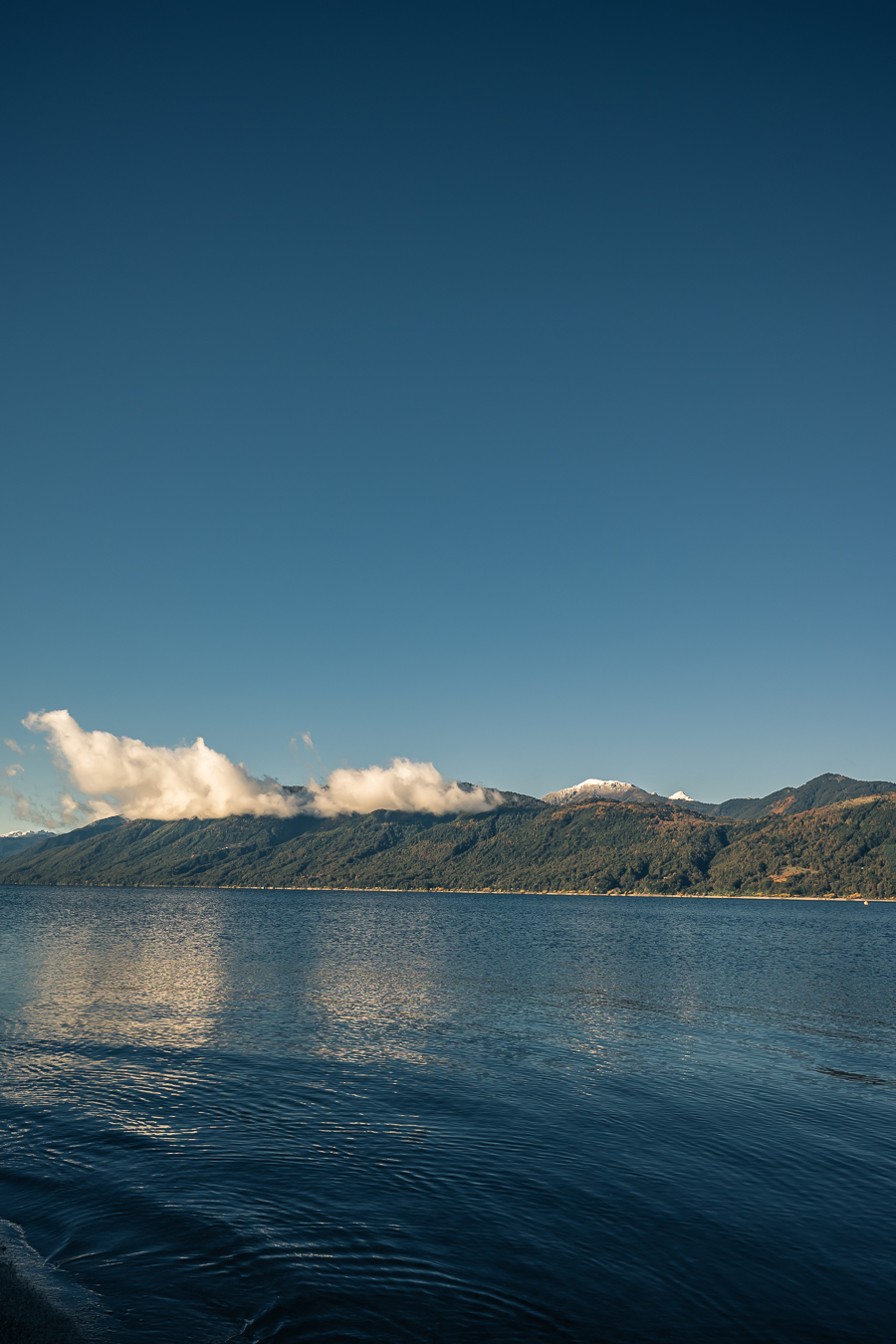 Lago Villarrica y montanas desde Pucon