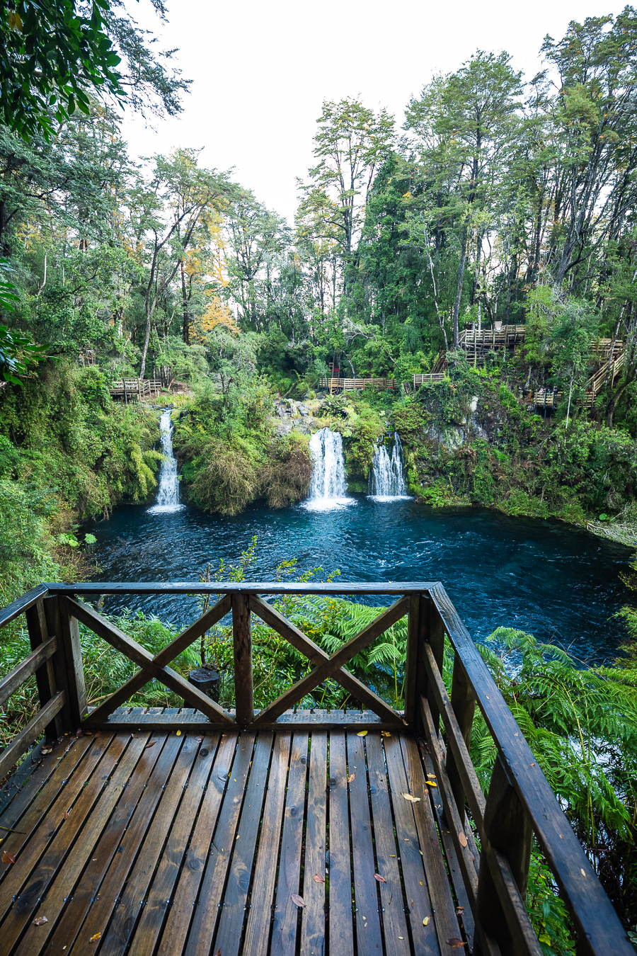 Cascadas y mirador de madera en Pucon