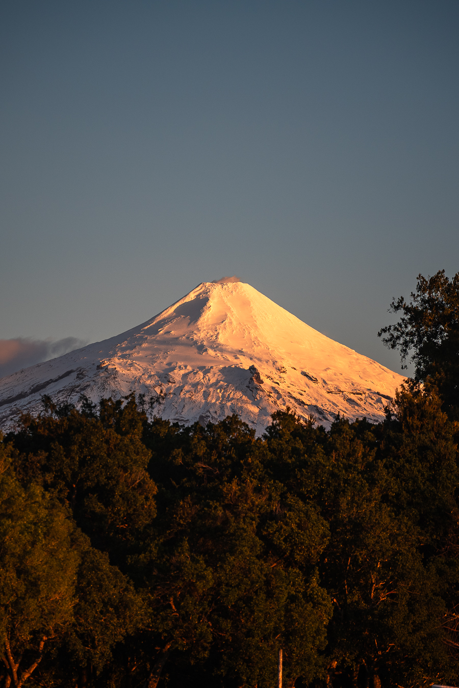 Volcan Villarrica iluminado desde Pucon
